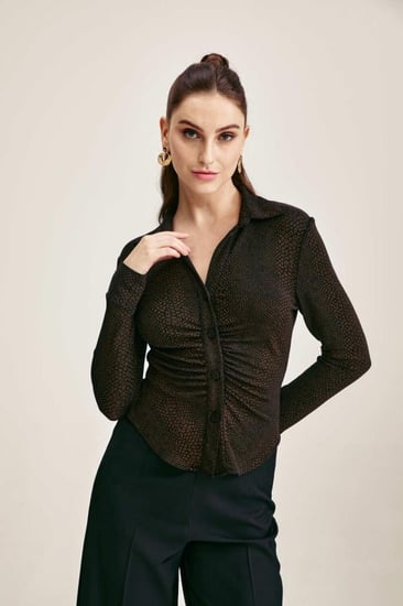 قميص بنقوش وتفاصيل مزمومة