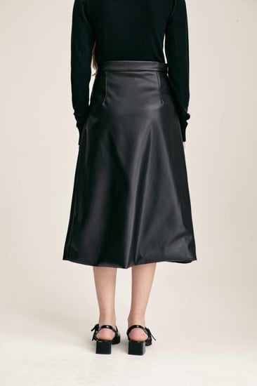 تنورة جلد بنمط لف