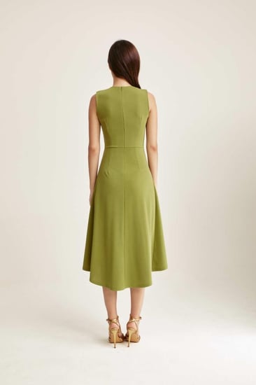 فستان بلا أكمام بتفاصيل مزمومة