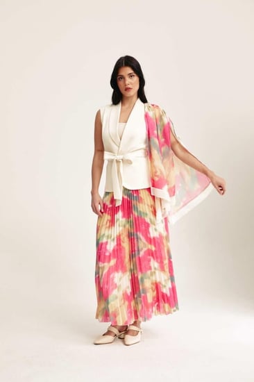 جاكيت بلا أكمام مٌزين بشال