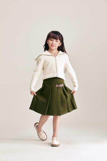 تنورة مزينة بإبزيم معدني