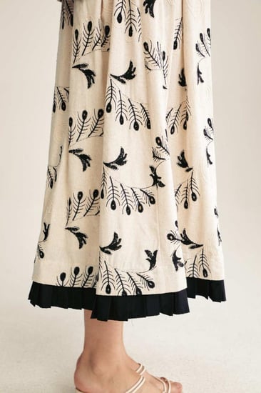 تنورة مُطرزة بكسرات