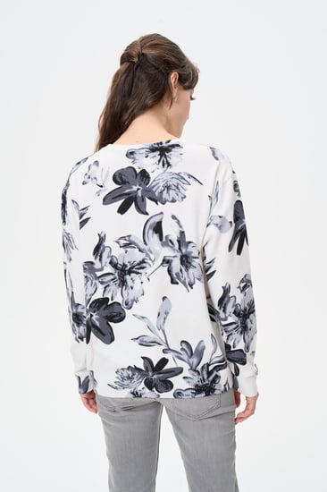 بلوزة موردة بقصة فضفاضة