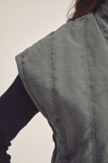 جاكيت مُبطن بأكمام قصيرة