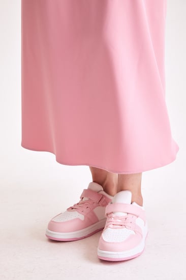 حذاء رياضي بشريط إغلاق