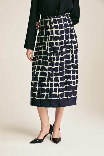 تنورة مطبعة بكسرات