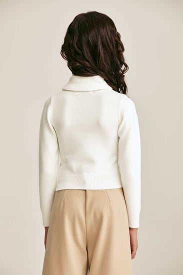 بلوزة محبوكة بياقة بربطة