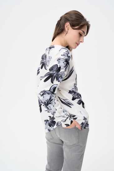 بلوزة موردة بقصة فضفاضة