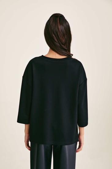 بلوزة بتفاصيل جلد