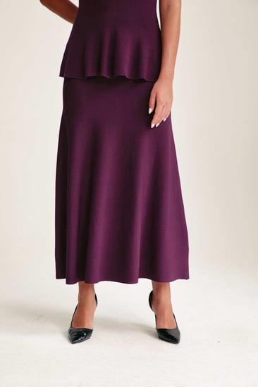 تنورة بقصة واسعة من أسفل