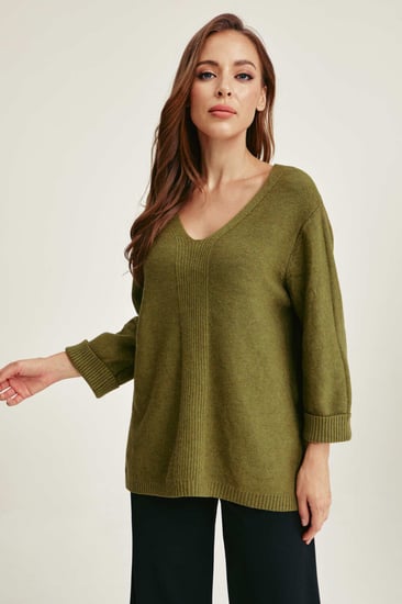 بلوزة محبوكة بقصة فضفاضة