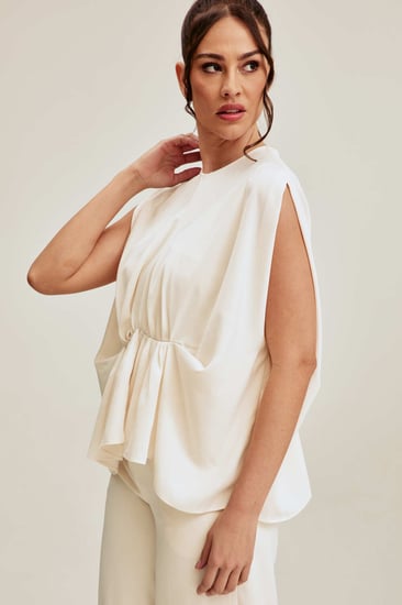 بلوزة واسعة بتفاصيل مزمومة