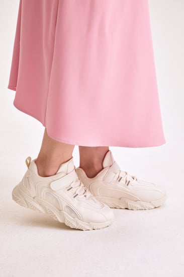 حذاء رياضي بشريط إغلاق