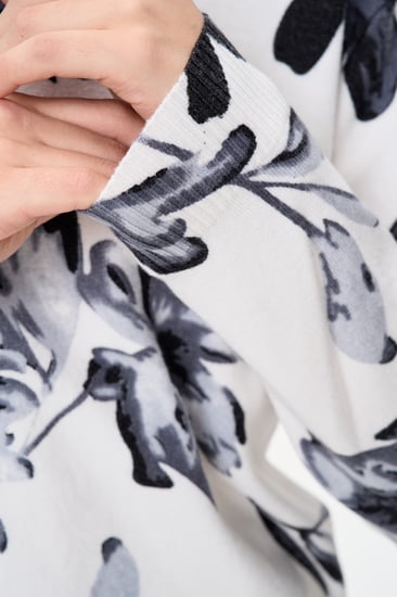 بلوزة موردة بقصة فضفاضة