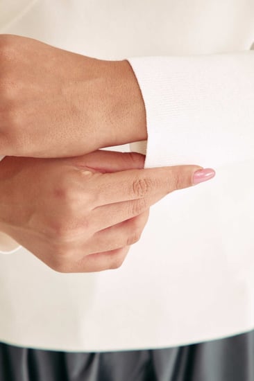 بلوزة مزينة بعقدة