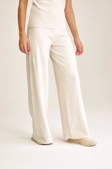 بنطلون محبوك بأرجل واسعة