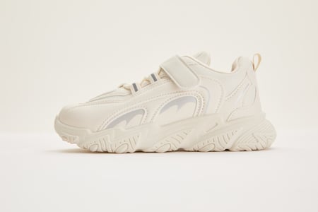 حذاء رياضي بشريط إغلاق