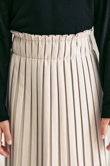 تنورة مخمل واسعة بكسرات