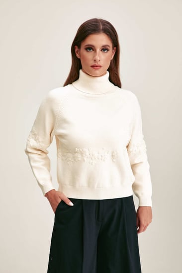 بلوزة محبوكة مطرزة بالورورد