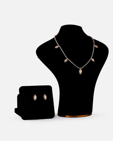 ‎ طقم نسائي بتصميم ملكي بلون ذهبي