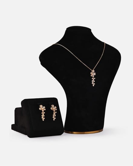 ‎ طقم نسائي أنيق بلون ذهبي