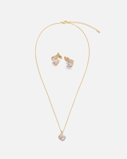 ‎ طقم نسائي بتصميم أنيق بلون ذهبي