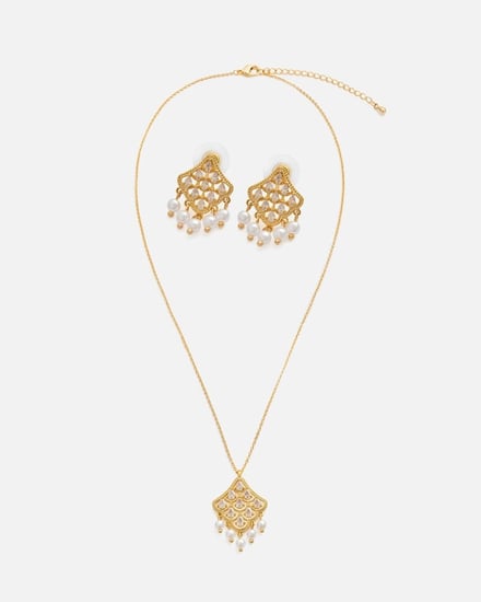 ‎ طقم نسائي راقي بلون ذهبي