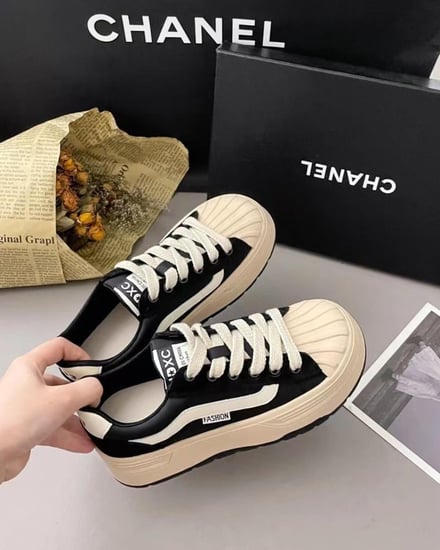 ‎ حذاء نسائي عملي باللون الأسود