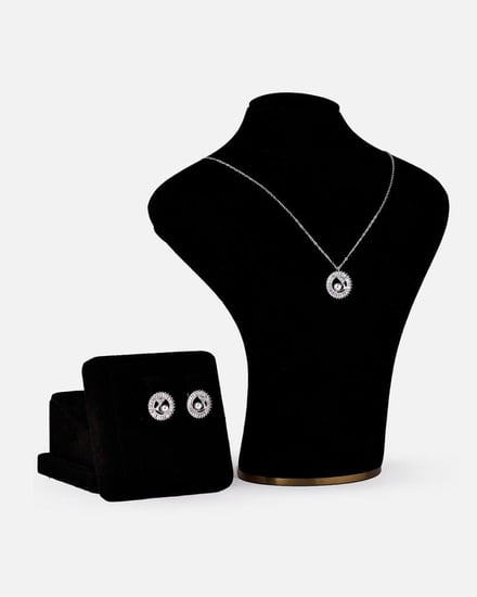 ‎ طقم نسائي بتصميم جذاب بلون فضي