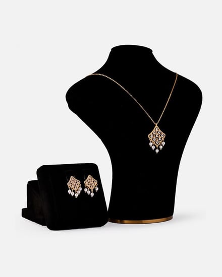 ‎ طقم نسائي راقي بلون ذهبي