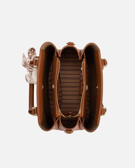 شنطة نسائية الفي اند كو باللون البني