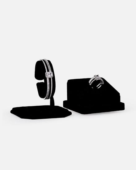 ‎ طقم نسائي جذاب بلون فضي