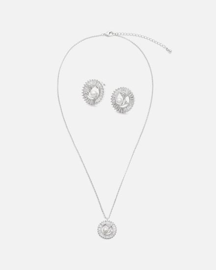 ‎ طقم نسائي بتصميم جذاب بلون فضي