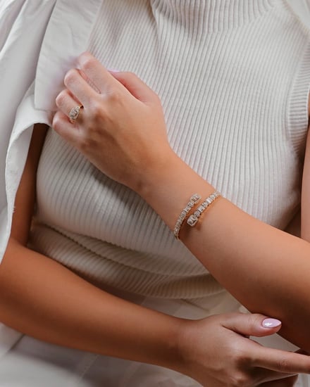 ‎ طقم نسائي فينشي أنيق بلون ذهبي