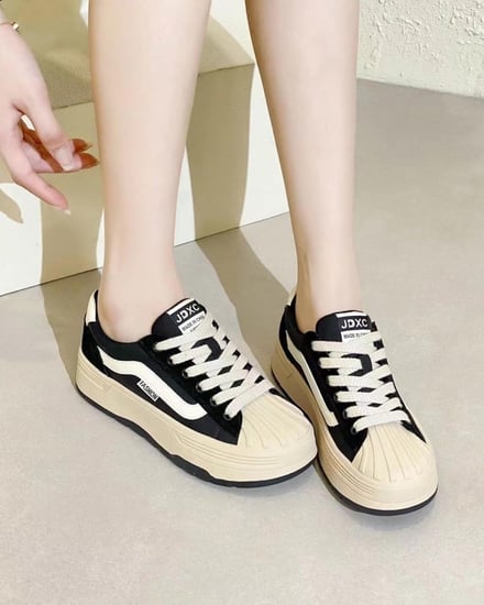 ‎ حذاء نسائي عملي باللون الأسود