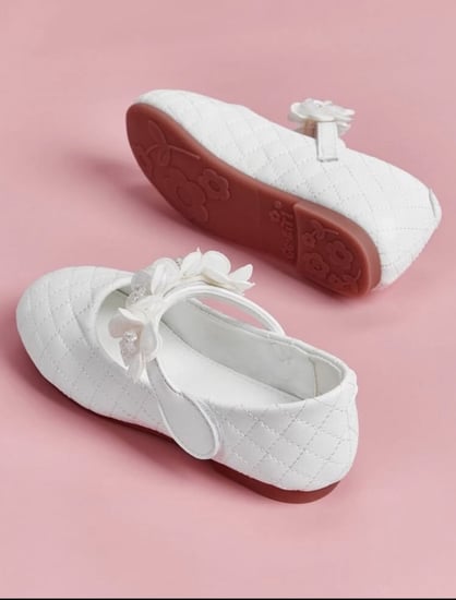 جزمه أطفال ابيض