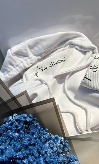 بلوفر ليحتضنك دائما بدلا عني