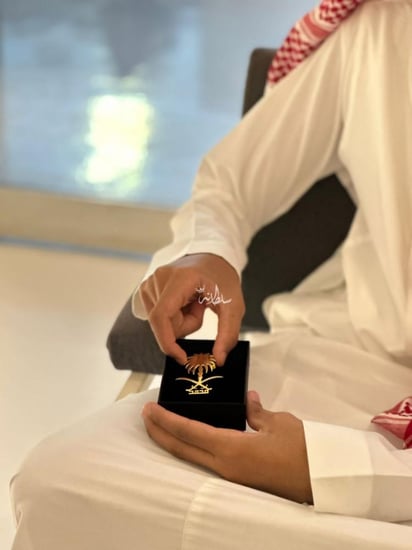بروش سيفين ونخلة بالاسم