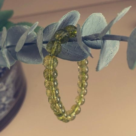 اسوارة حجر الزبرجد (Peridot)