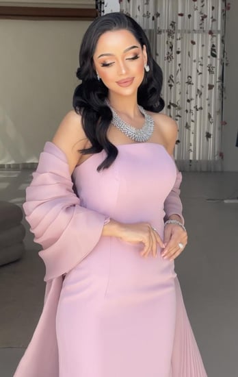 فستان وردي مع شال مكسر وورد