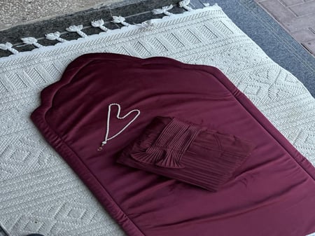 طقم صلاة برغندي  + سجاد مع شرشف مرد ربطة