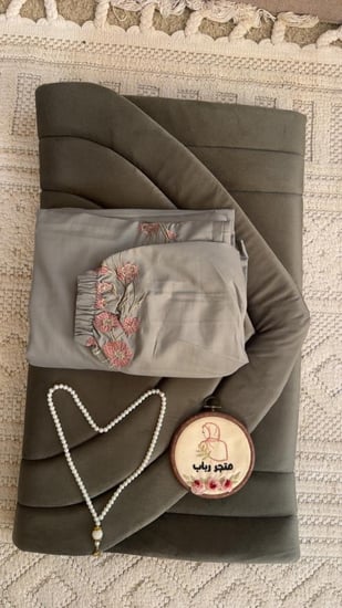 طقم صلاة + سجاد مع شرشف مرد ربطة