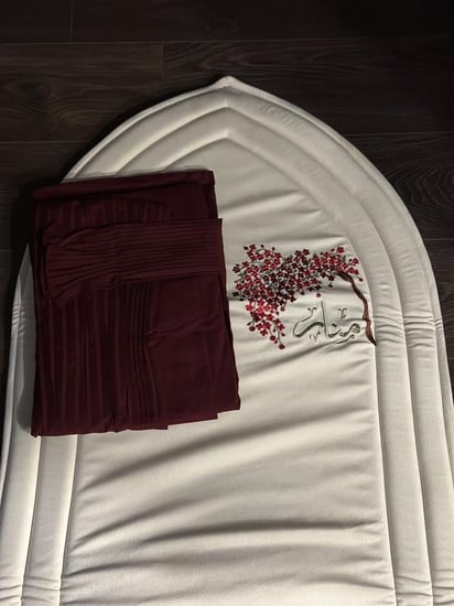 طقم صلاة  بالاسم منار (سجادة+ شرشف صلاة مضمون)
