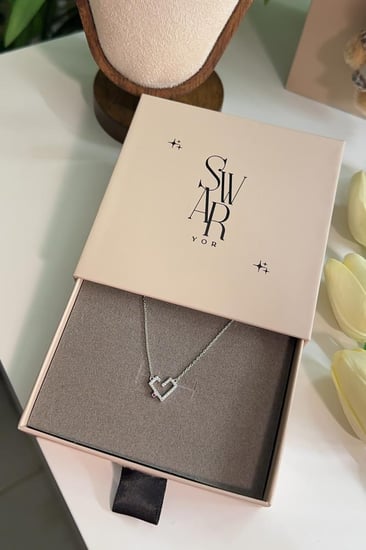 عقد حُب بفص جانبي فضة 925