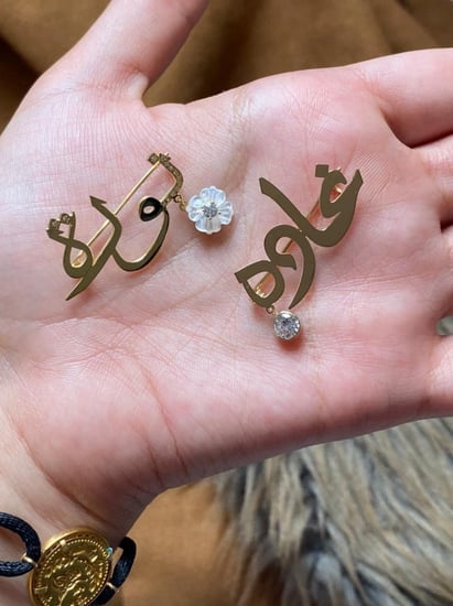 بروش مع وردة صدف + حرف لامع