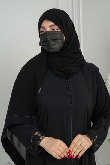 عباية نواعم بكلفة شك أسود