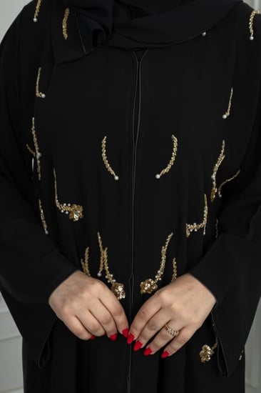 عباية مطرزة