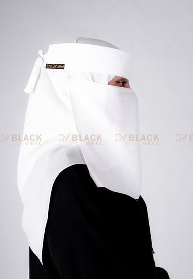 نقاب أبيض وسط بمقوى ومطاط أبيض مائل