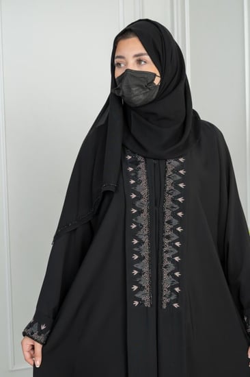 عباية مطرزة