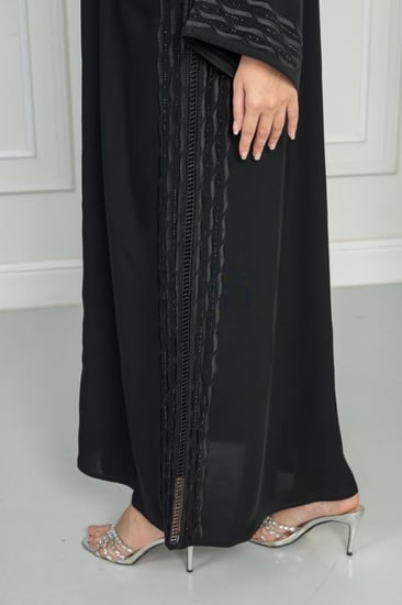 عباية كم مطرز آري